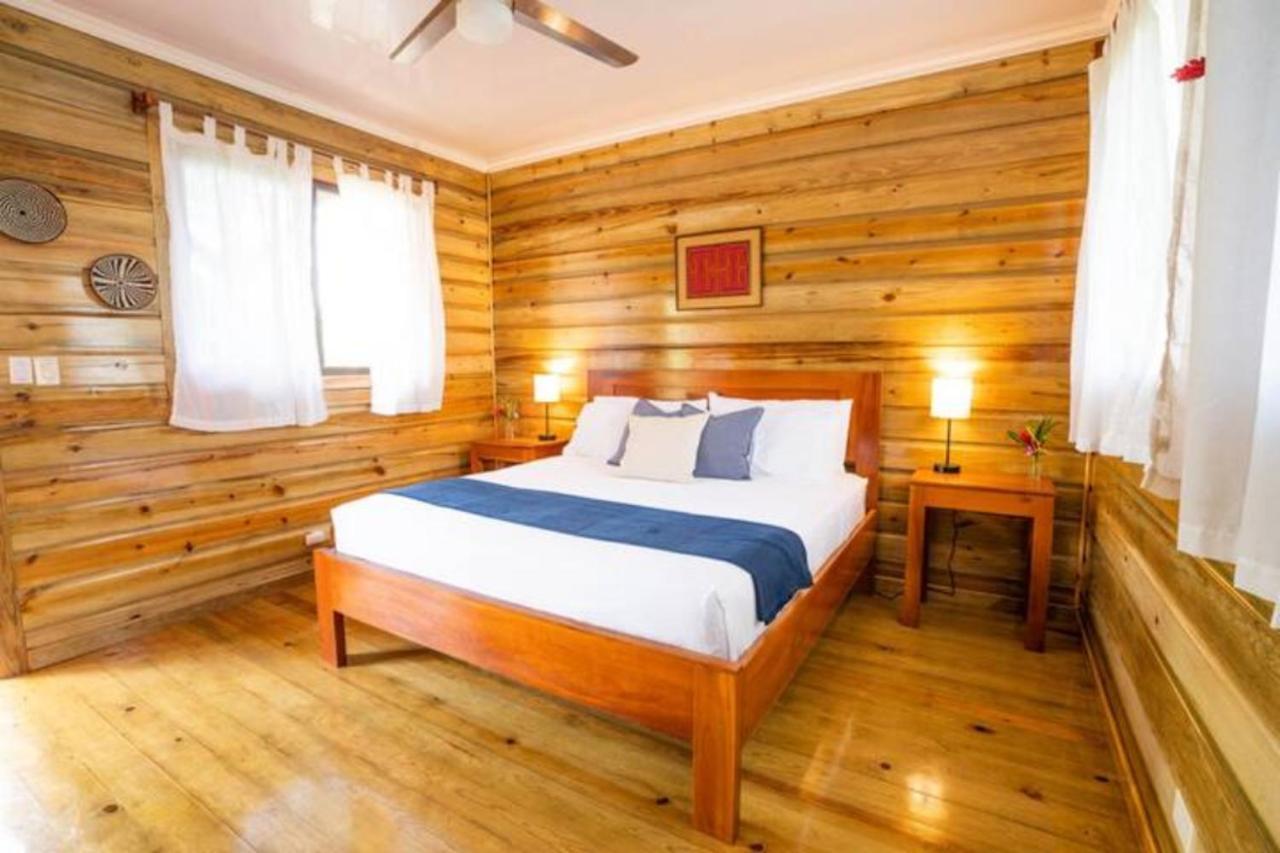 Casa Marlin Bed & Breakfast Bocas del Toro Exterior photo