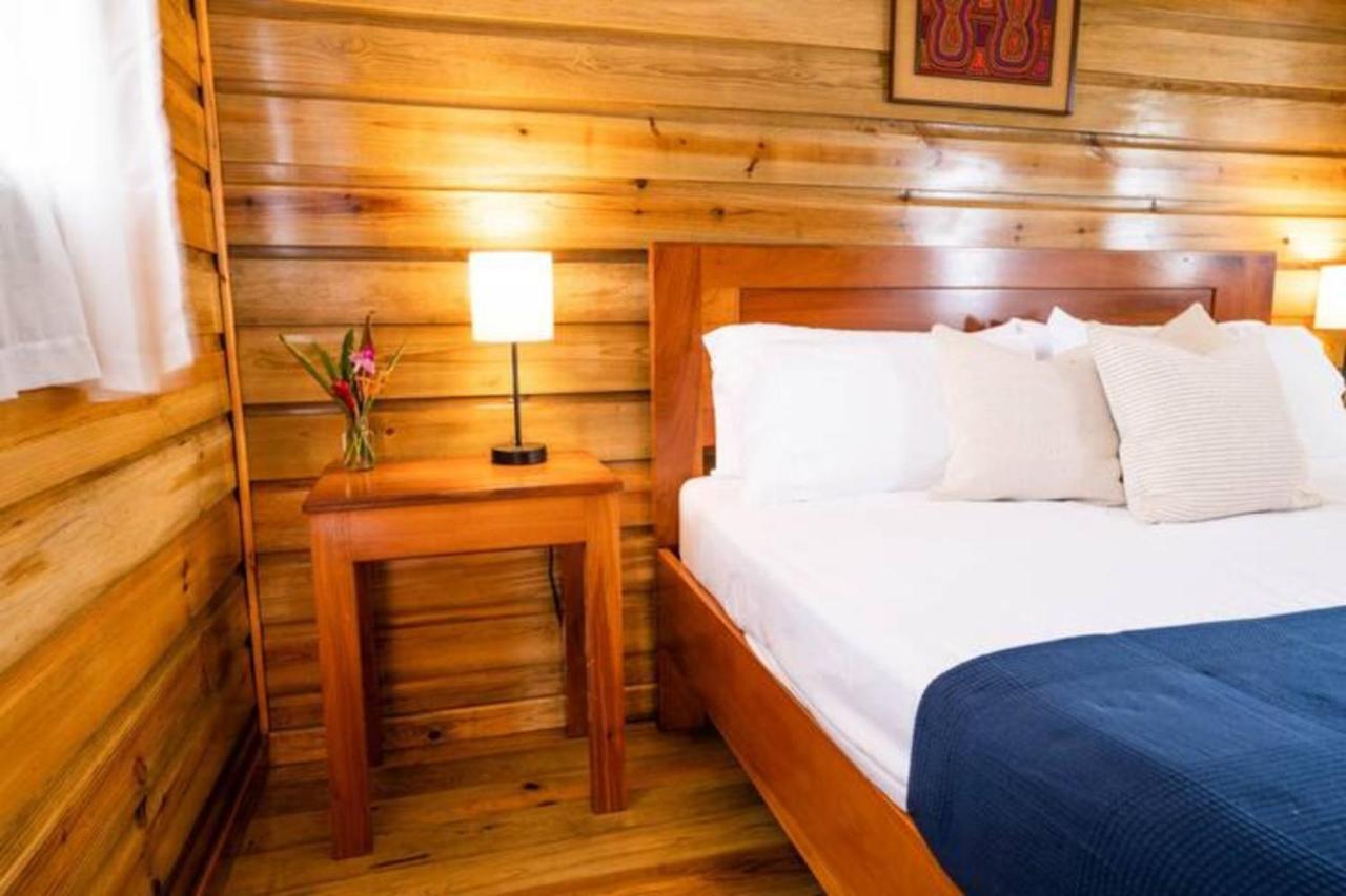 Casa Marlin Bed & Breakfast Bocas del Toro Exterior photo